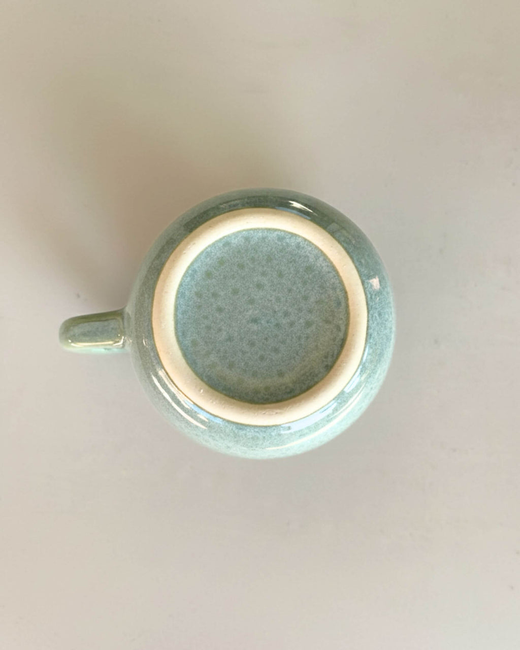 Détail du dessous du mug SÉRÉNITÉ, finition émaillée artisanale