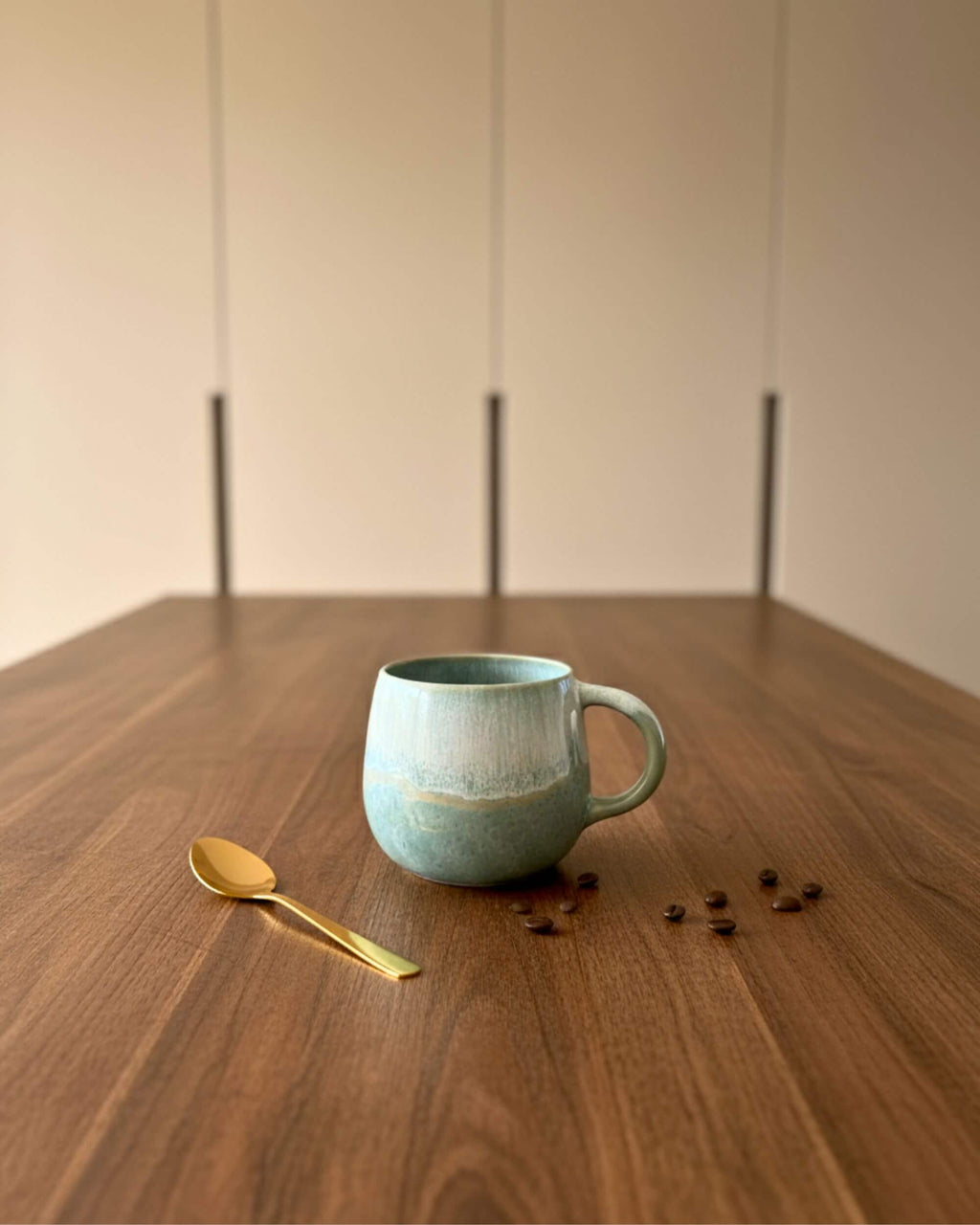 Mug artisanal vert aqua et blanc avec cuillère dorée