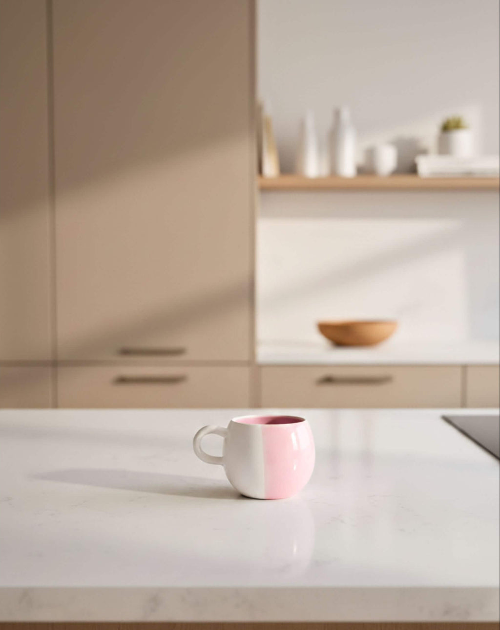 Mug artisanal SOUPIR rose et blanc sur plan de travail en céramique, fabriqué au Portugal.