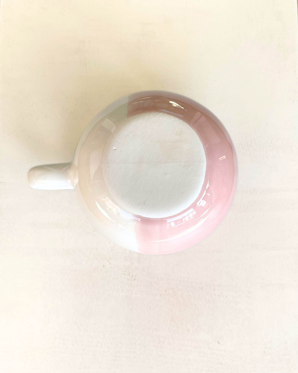 Dessous du mug artisanal SOUPIR rose et blanc en céramique portugaise, émail doux et finition artisanale.