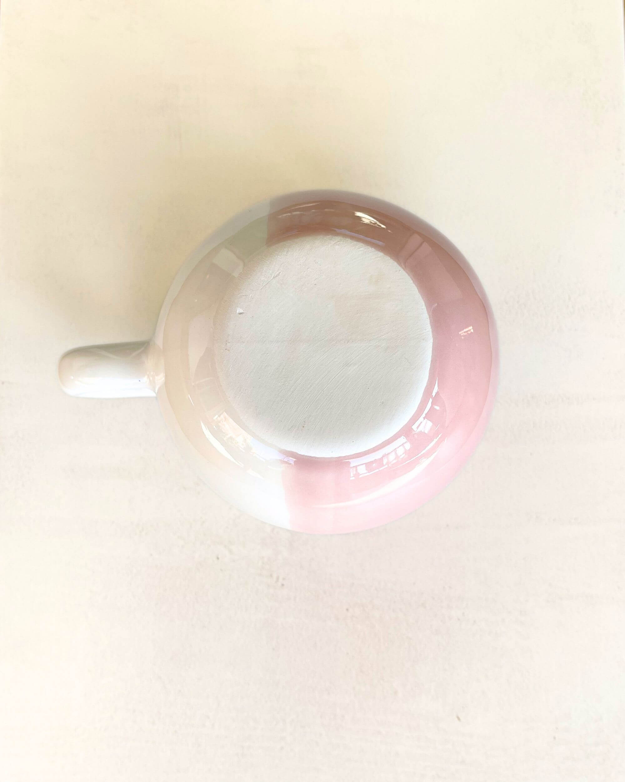 Dessous du mug artisanal SOUPIR rose et blanc en céramique portugaise, émail doux et finition artisanale.