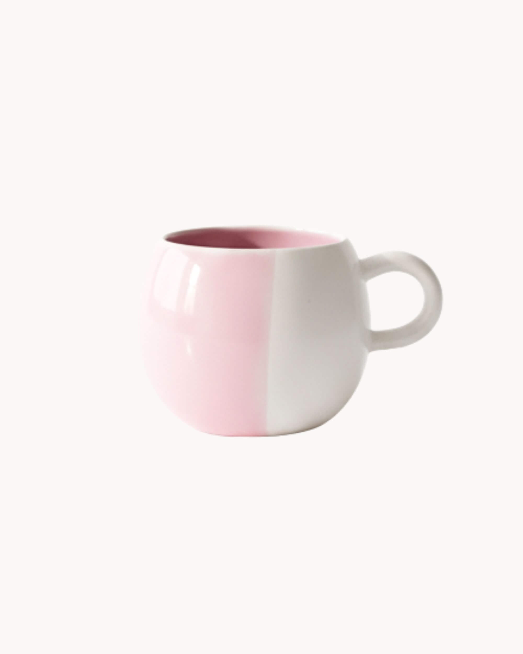 Mug artisanal SOUPIR en céramique rose et blanc, fait main au Portugal, 500 ml, vue de face sur fond neutre.