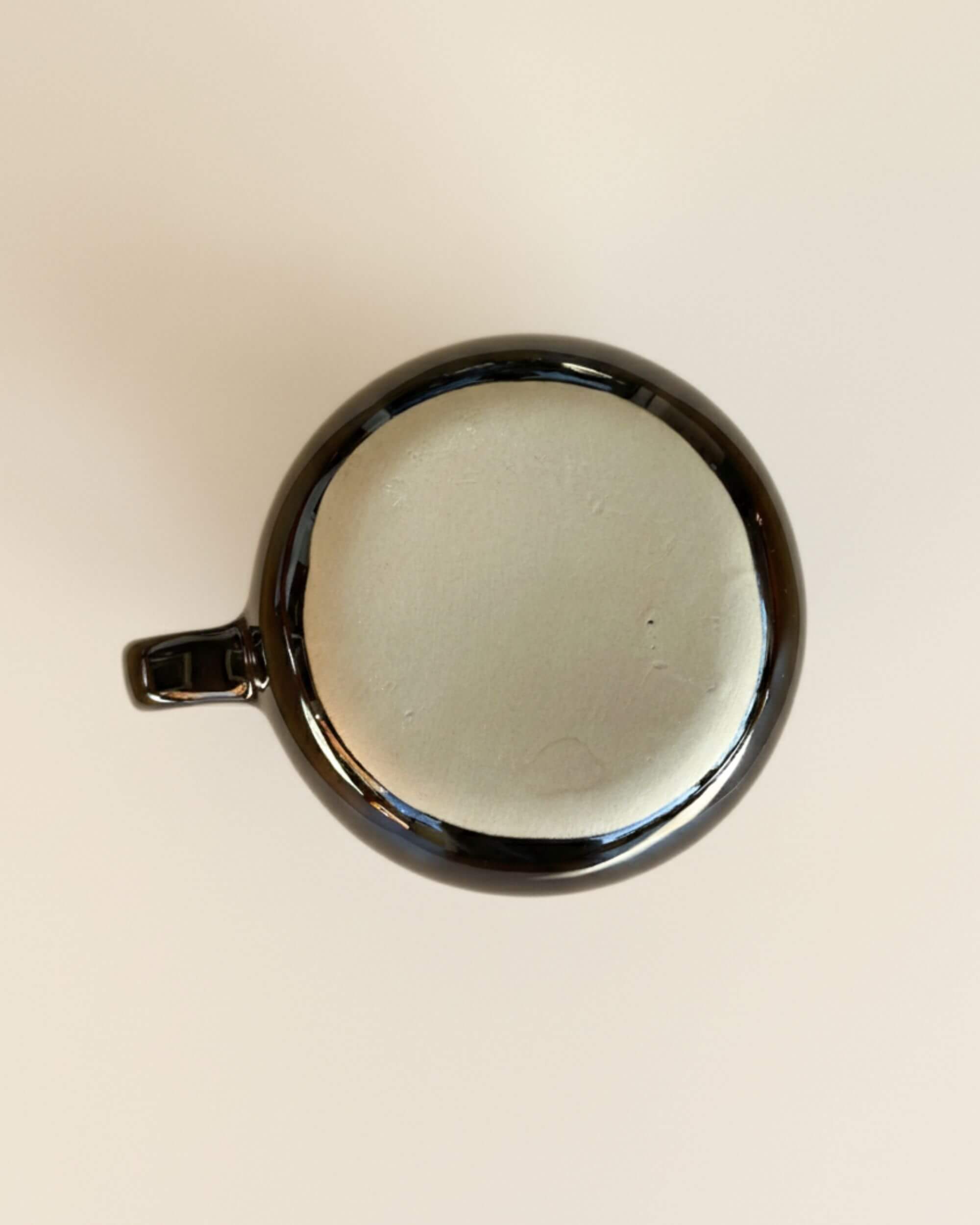 Dessous du mug artisanal UNIVERS bleu profond en céramique portugaise, finition émail lisse et artisanale.