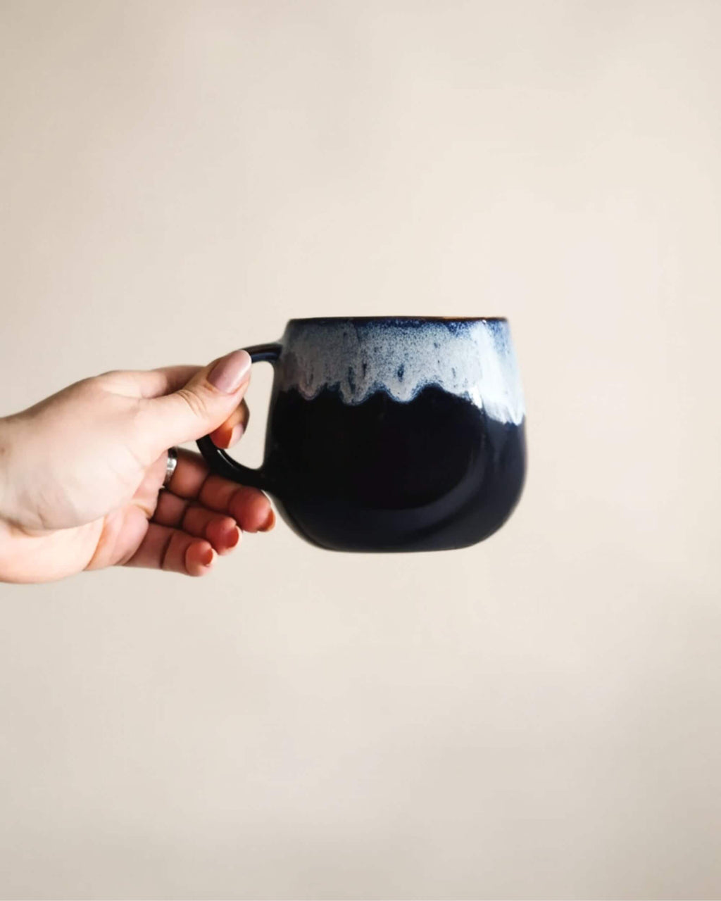Maintenant le mug artisanal UNIVERS bleu profond, émail réactif et forme arrondie, fabrication portugaise.
