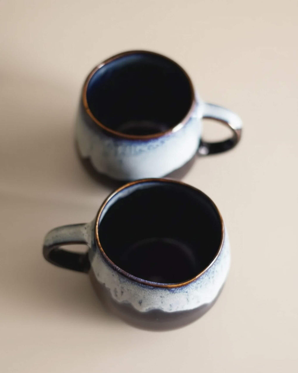 Vue du dessus du mug UNIVERS en céramique artisanale bleu et blanc, finition brillante.