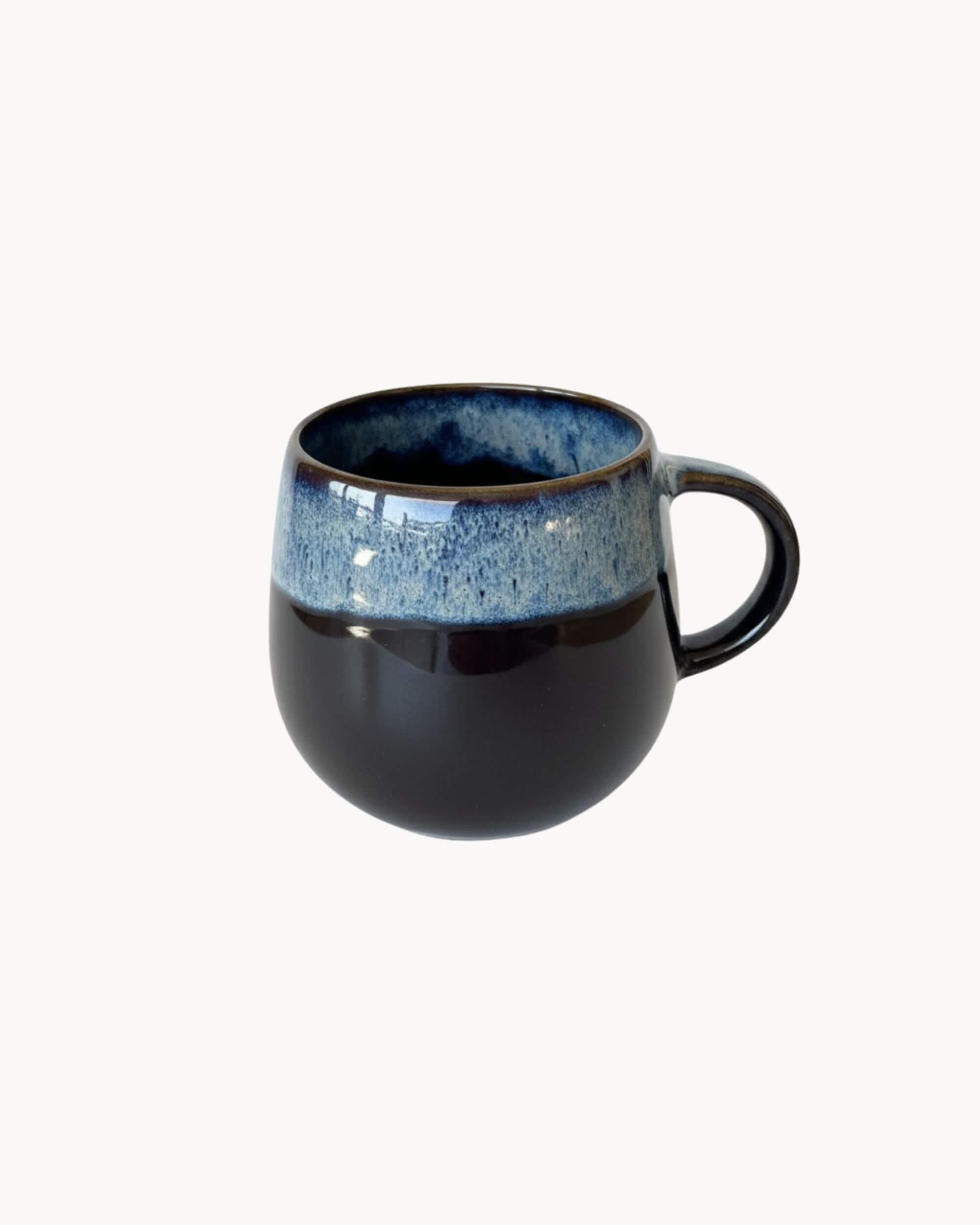 Mug artisanal UNIVERS en céramique bleu profond et clair, fait main au Portugal, 290 ml, vue de face sur fond neutre.