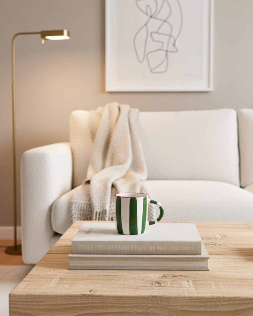 Mug MINERVA en céramique rayée vert et blanc, posé sur table en bois clair – design artisanal espagnol
