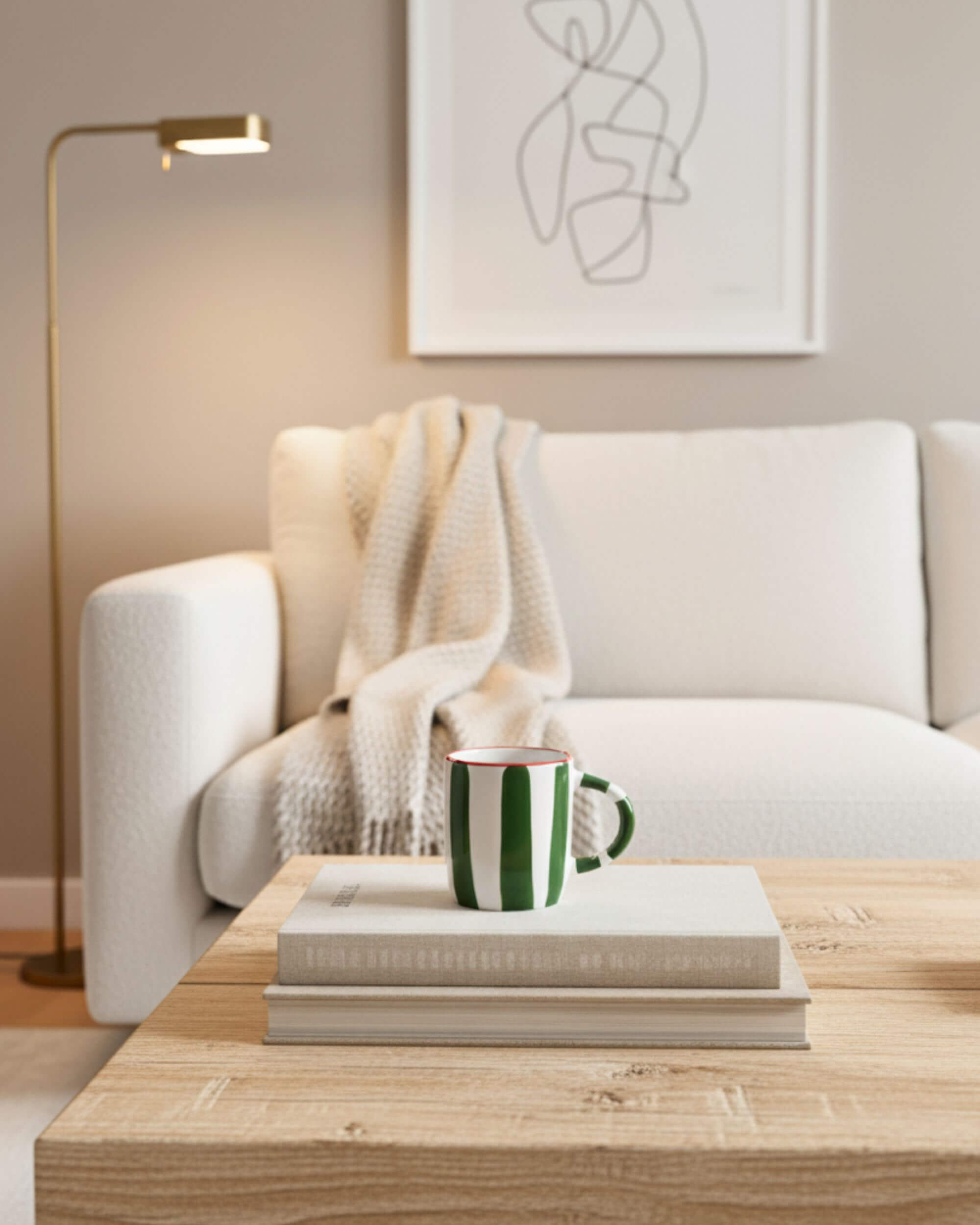 Mug MINERVA en céramique rayée vert et blanc, posé sur table en bois clair – design artisanal espagnol
