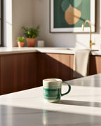 Mug artisanal MINERVA vert dégradé posé sur plan de travail de cuisine – artisanat espagnol