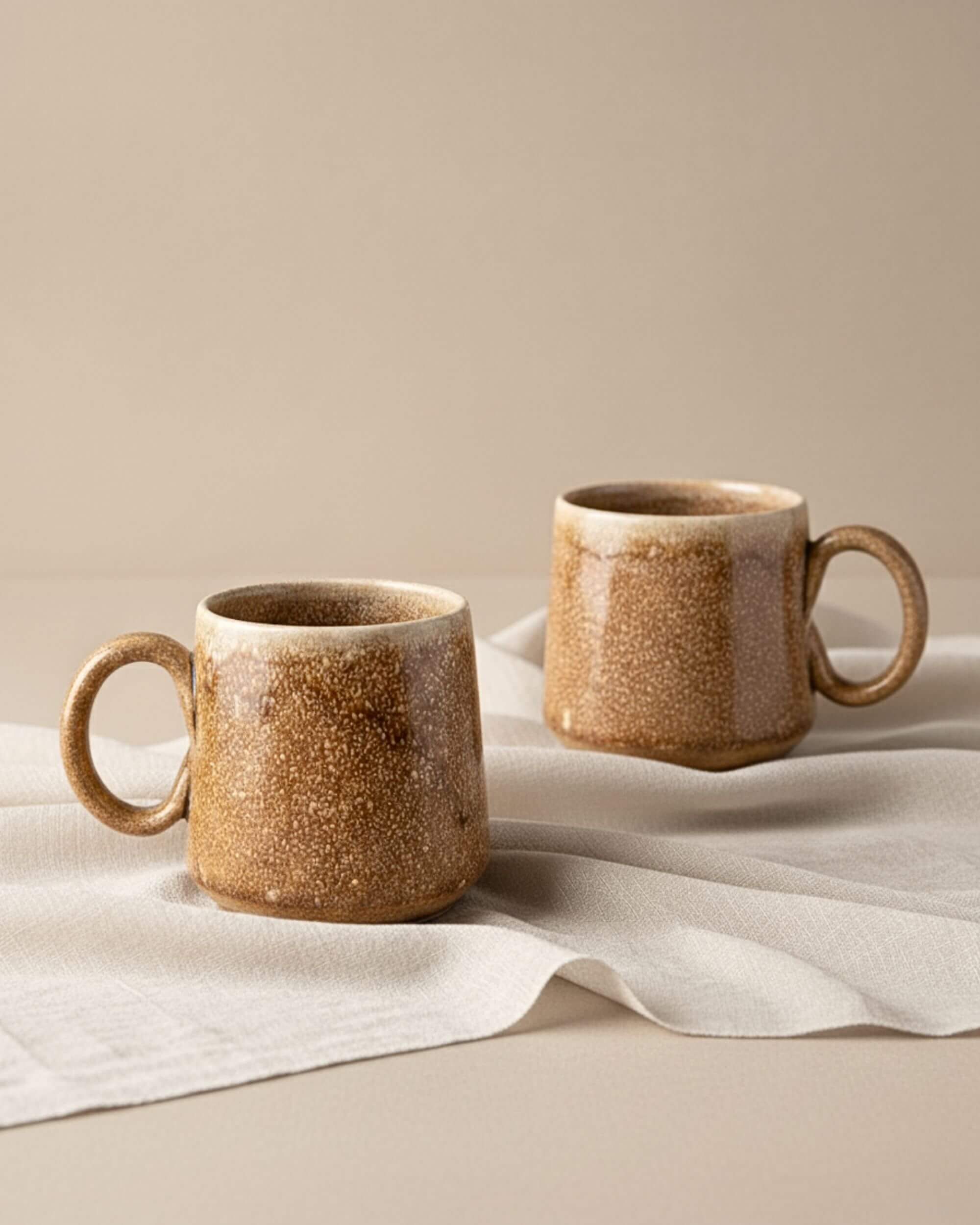Deux mugs KARAMELO en céramique beige et caramel, Blomstra Home
