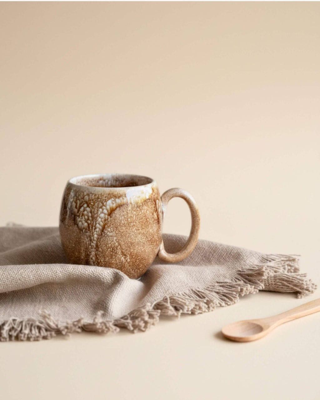 Mug MIEL beige et caramel sur tissu en lin, ambiance douce et naturelle