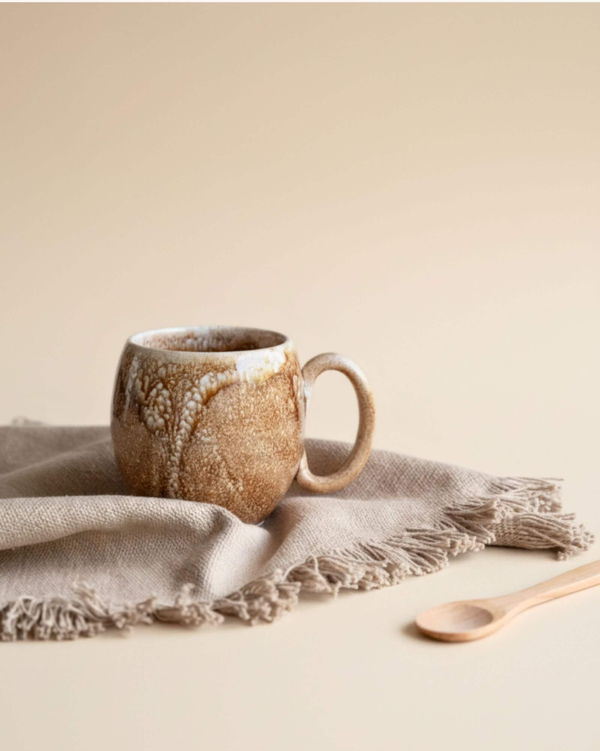 Mug MIEL beige et caramel sur tissu en lin, ambiance douce et naturelle