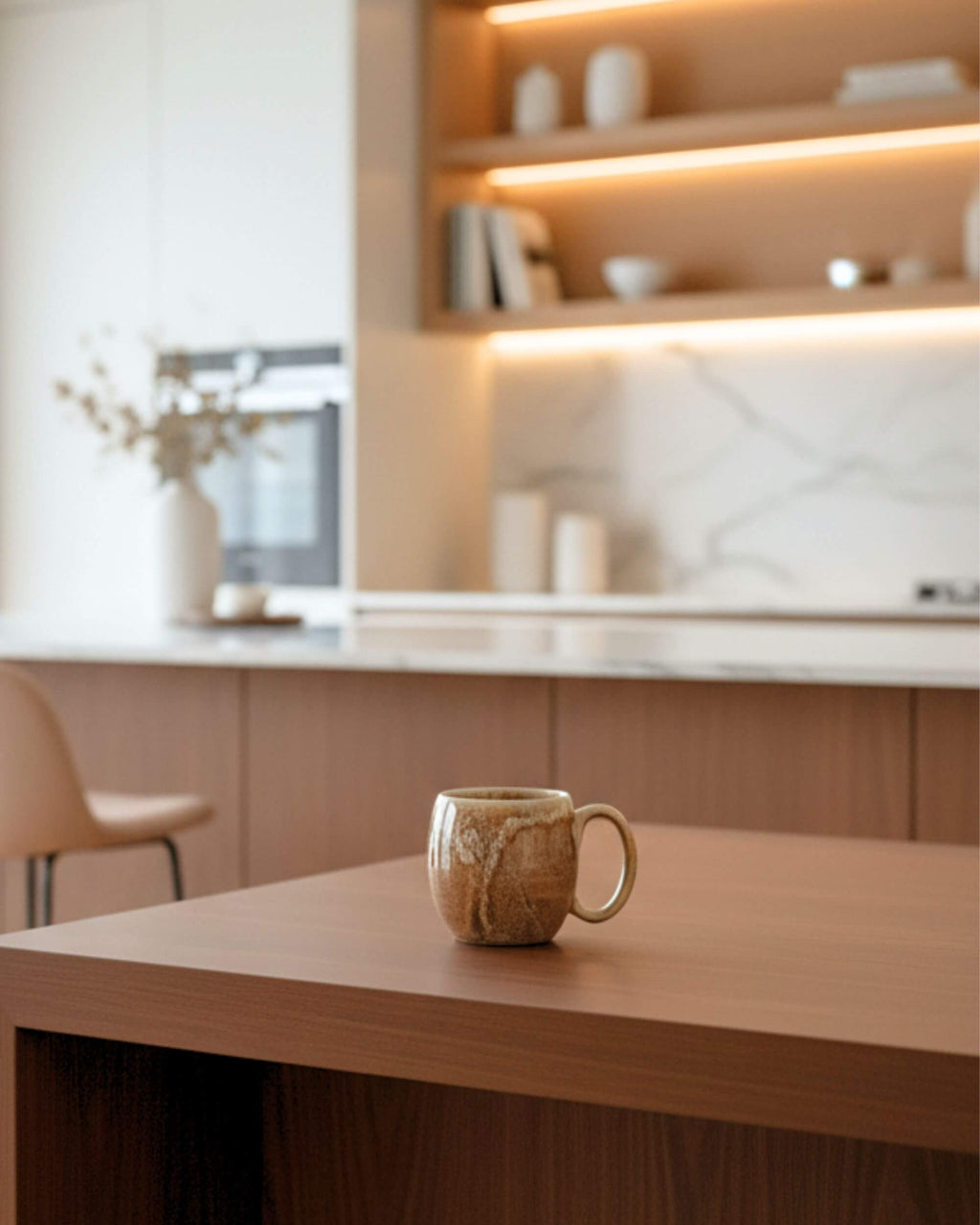 Mug MIEL en céramique artisanale sur table basse en bois dans un salon chaleureux