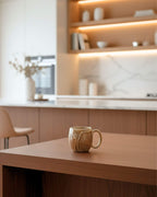 Mug MIEL en céramique artisanale sur table basse en bois dans un salon chaleureux