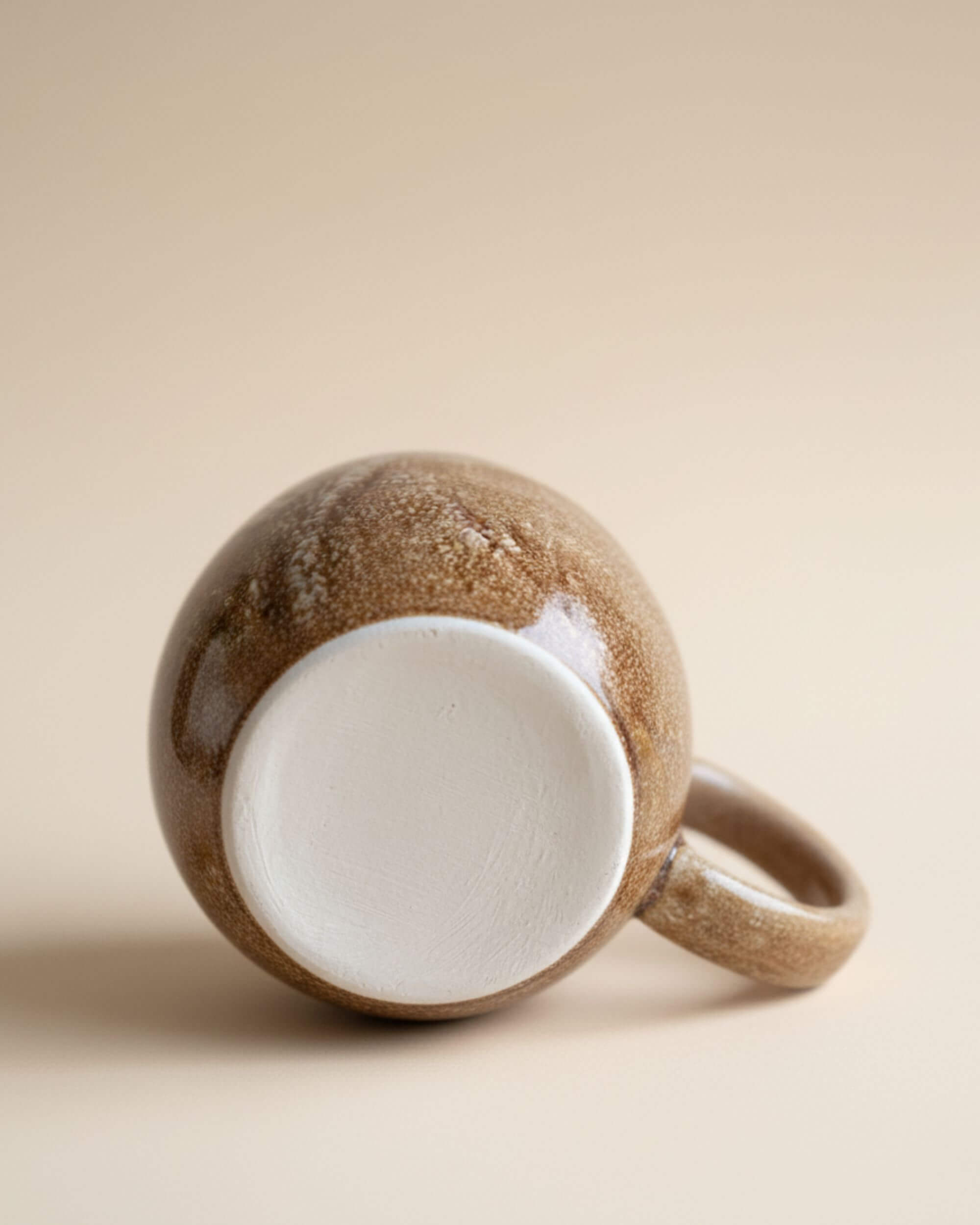 Base du mug MIEL artisanal, signature CerAmor Cerâmica – fabrication portugaise