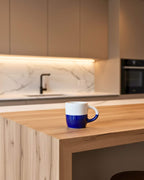 Mug MINERVA artisanal en céramique bleu et blanc sur plan de travail – inspiration Manises, Espagne