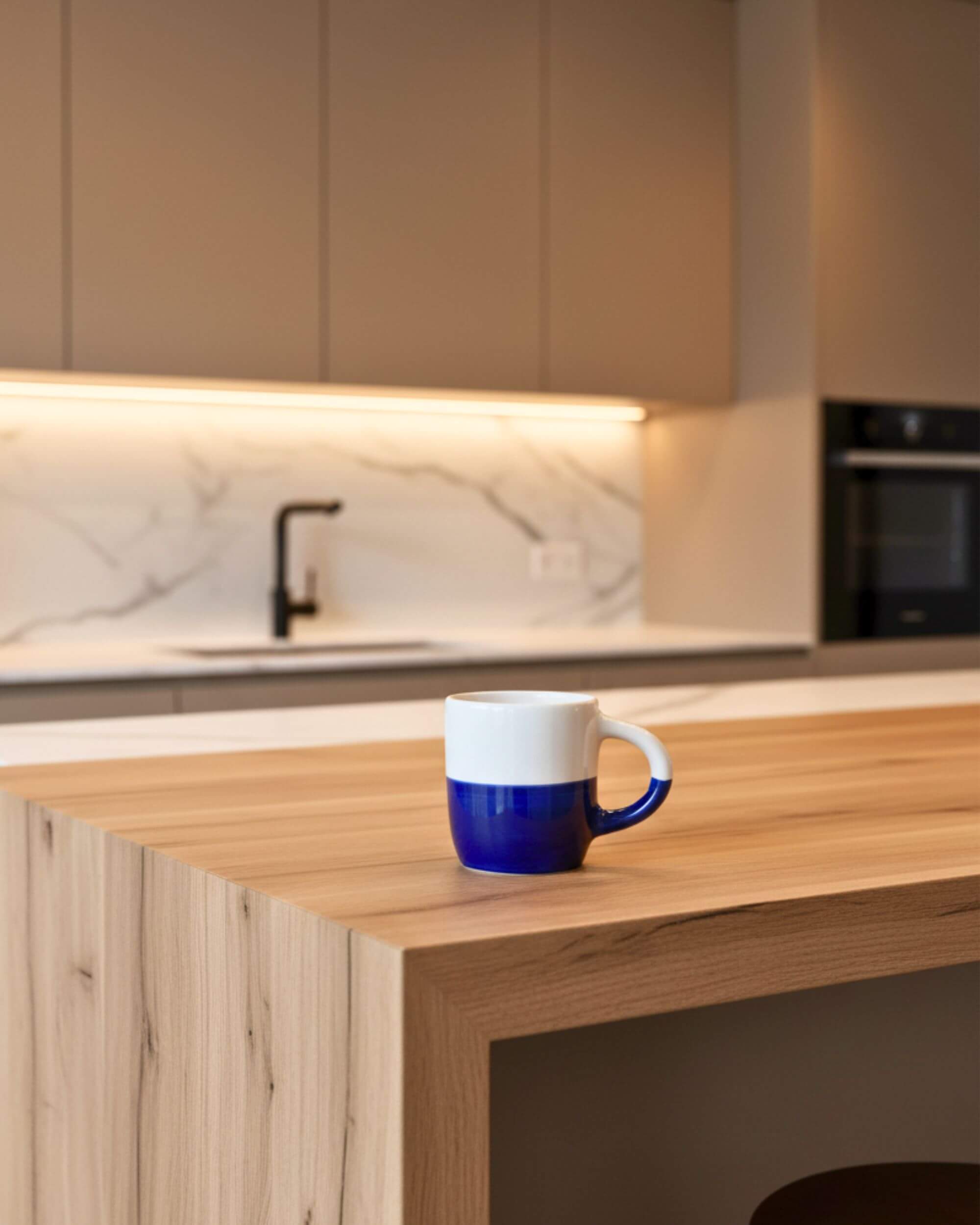 Mug MINERVA artisanal en céramique bleu et blanc sur plan de travail – inspiration Manises, Espagne