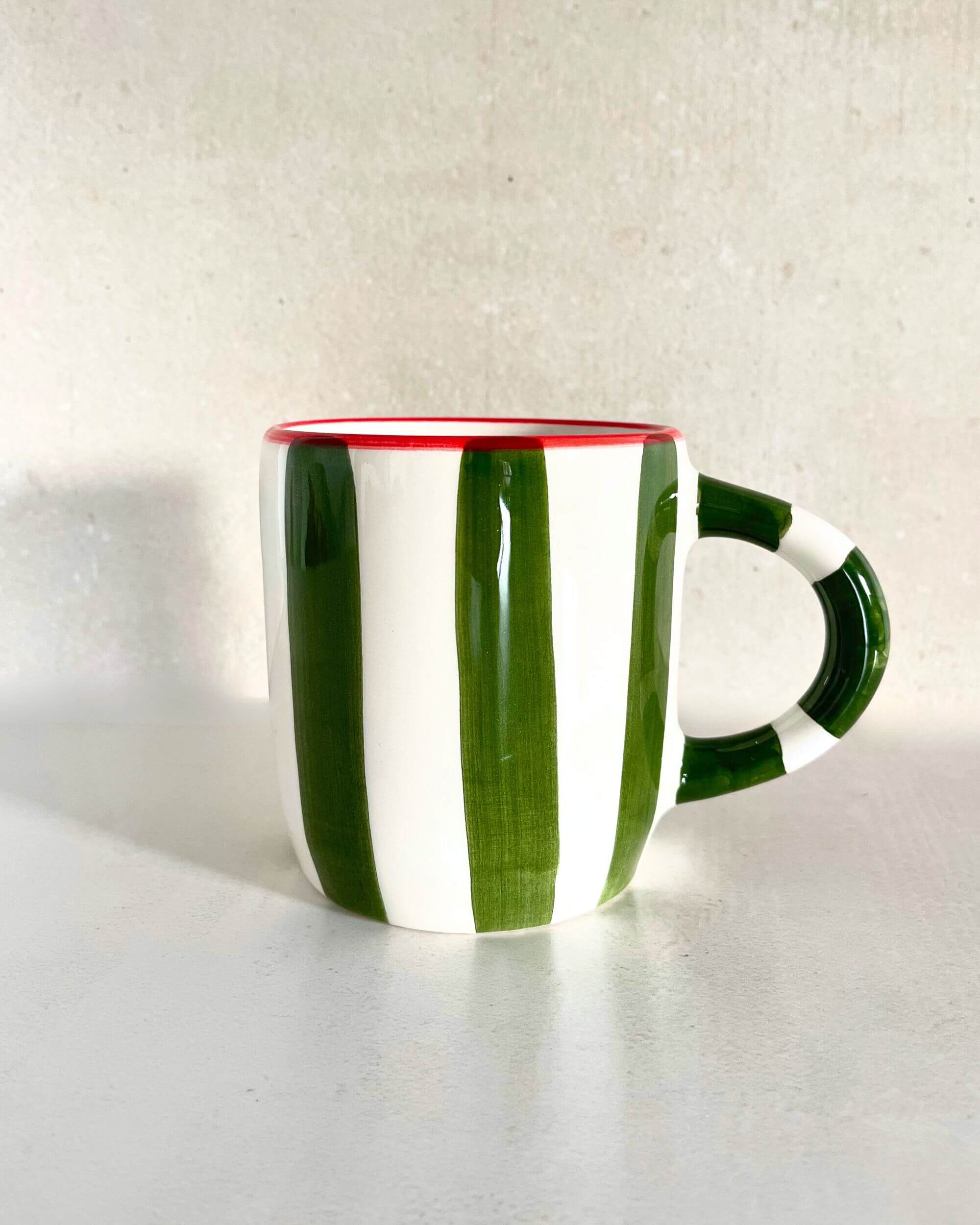 Mug MINERVA en céramique artisanale, rayures vertes et bord rouge peint à la main
