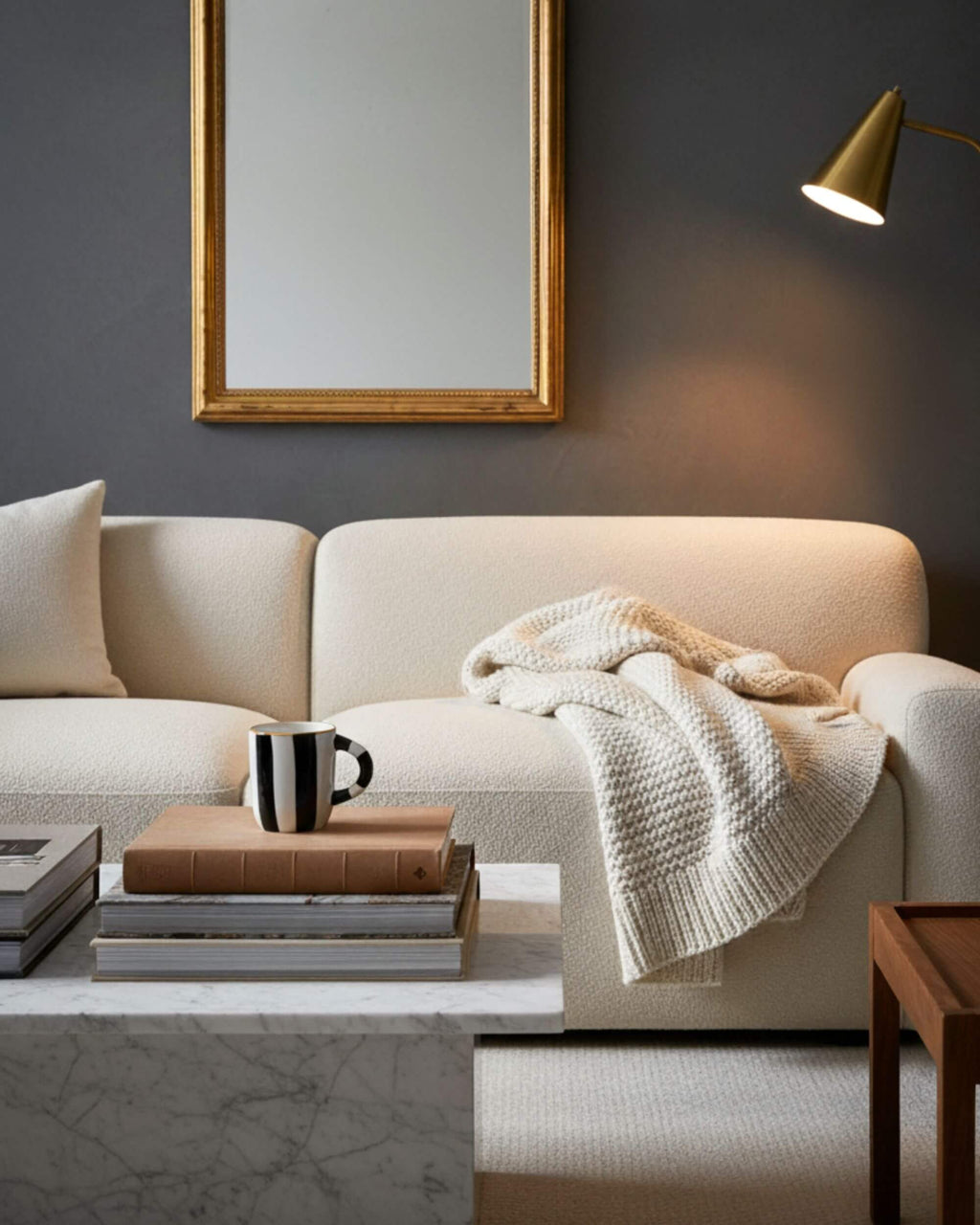 Tasse MINERVA rayée noir et blanc dans un salon moderne et chaleureux – design graphique et artisanal Blomstra Home