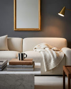Tasse MINERVA rayée noir et blanc dans un salon moderne et chaleureux – design graphique et artisanal Blomstra Home