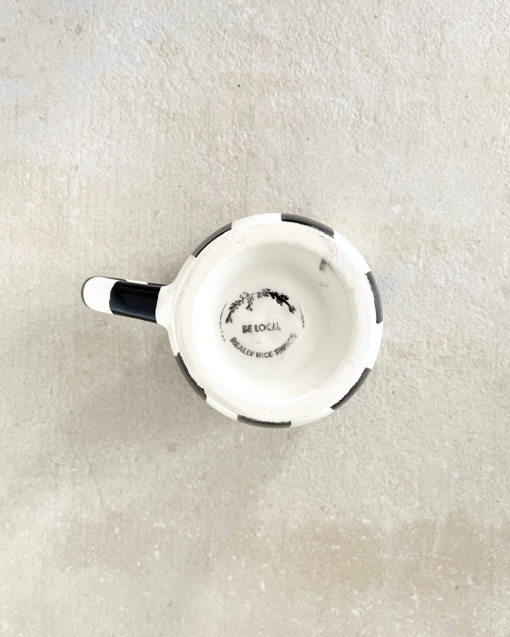 Base du mug MINERVA fait main à Manises, Espagne – marque artisanale et signature authentique Blomstra Home