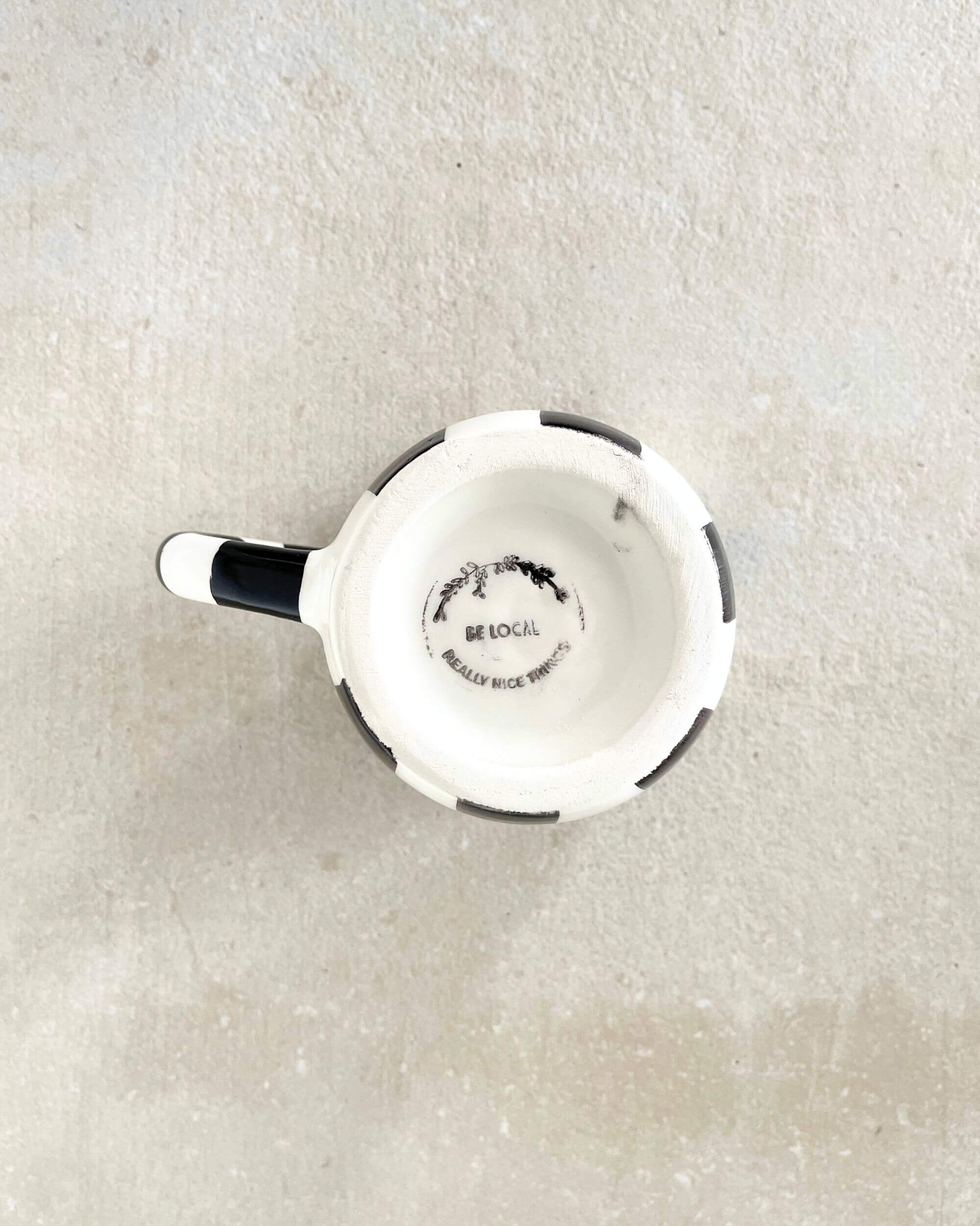 Base du mug MINERVA fait main à Manises, Espagne – marque artisanale et signature authentique Blomstra Home