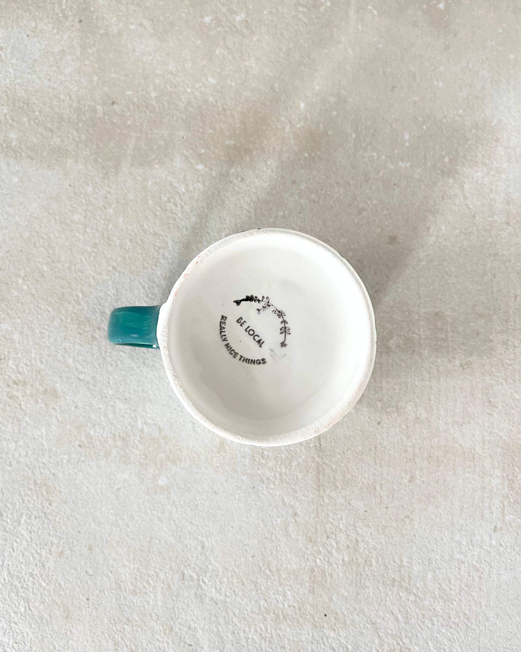 Base du mug artisanal MINERVA fait main à Manises, Espagne – céramique espagnole signée Blomstra Home