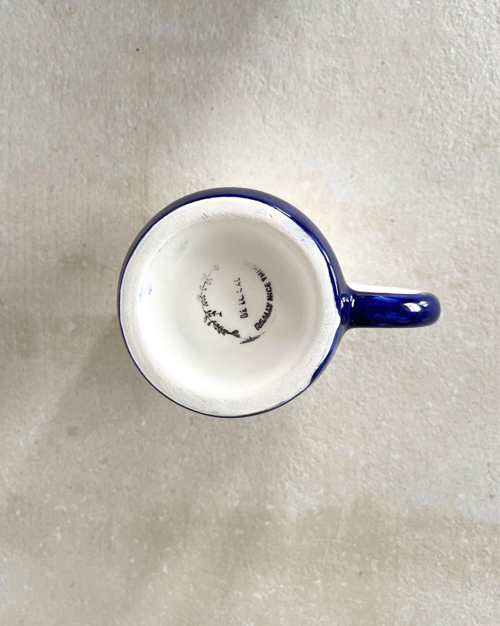 Base du mug MINERVA en céramique espagnole, fabriqué à la main à Manises – Blomstra Home