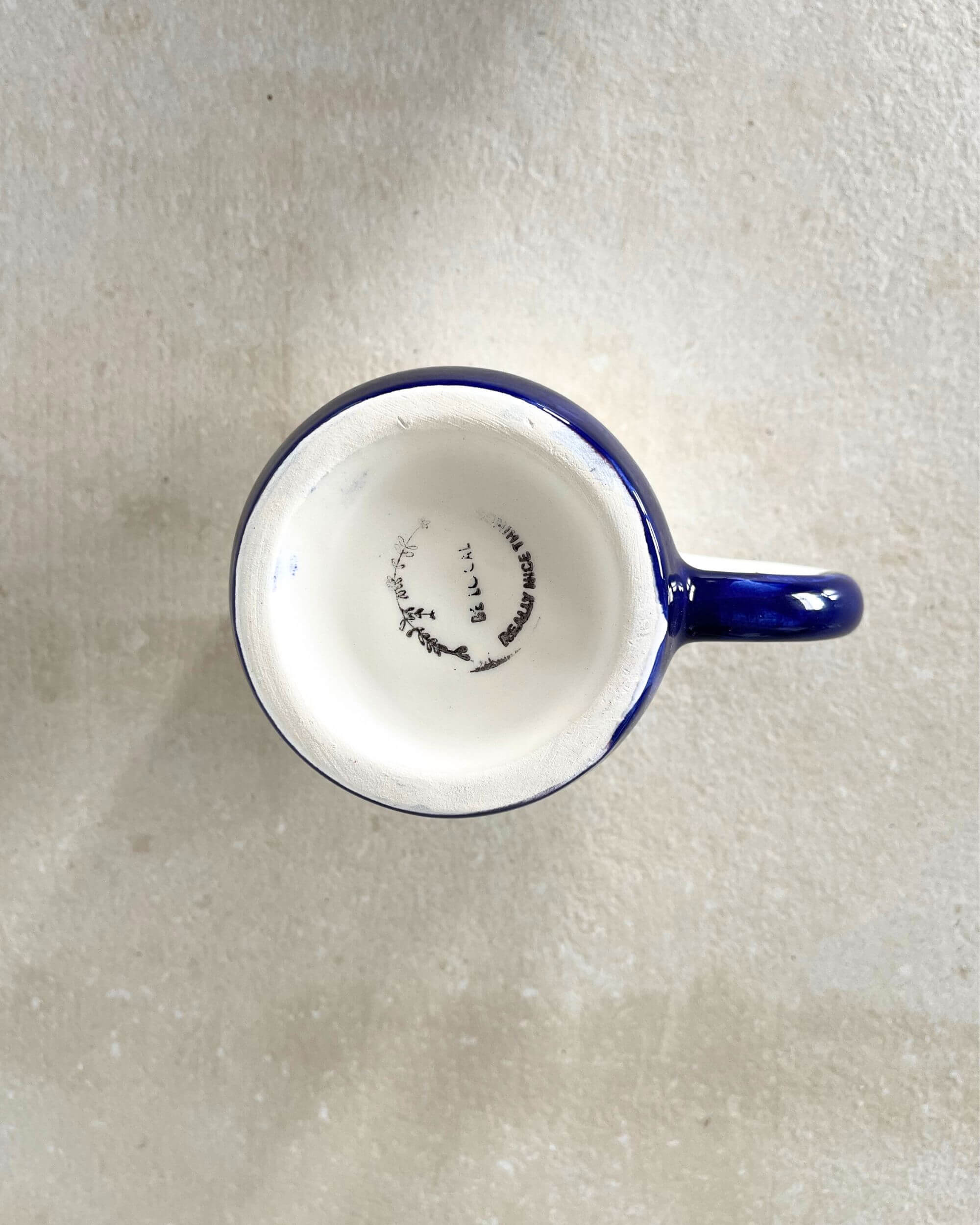 Base du mug MINERVA en céramique espagnole, fabriqué à la main à Manises – Blomstra Home