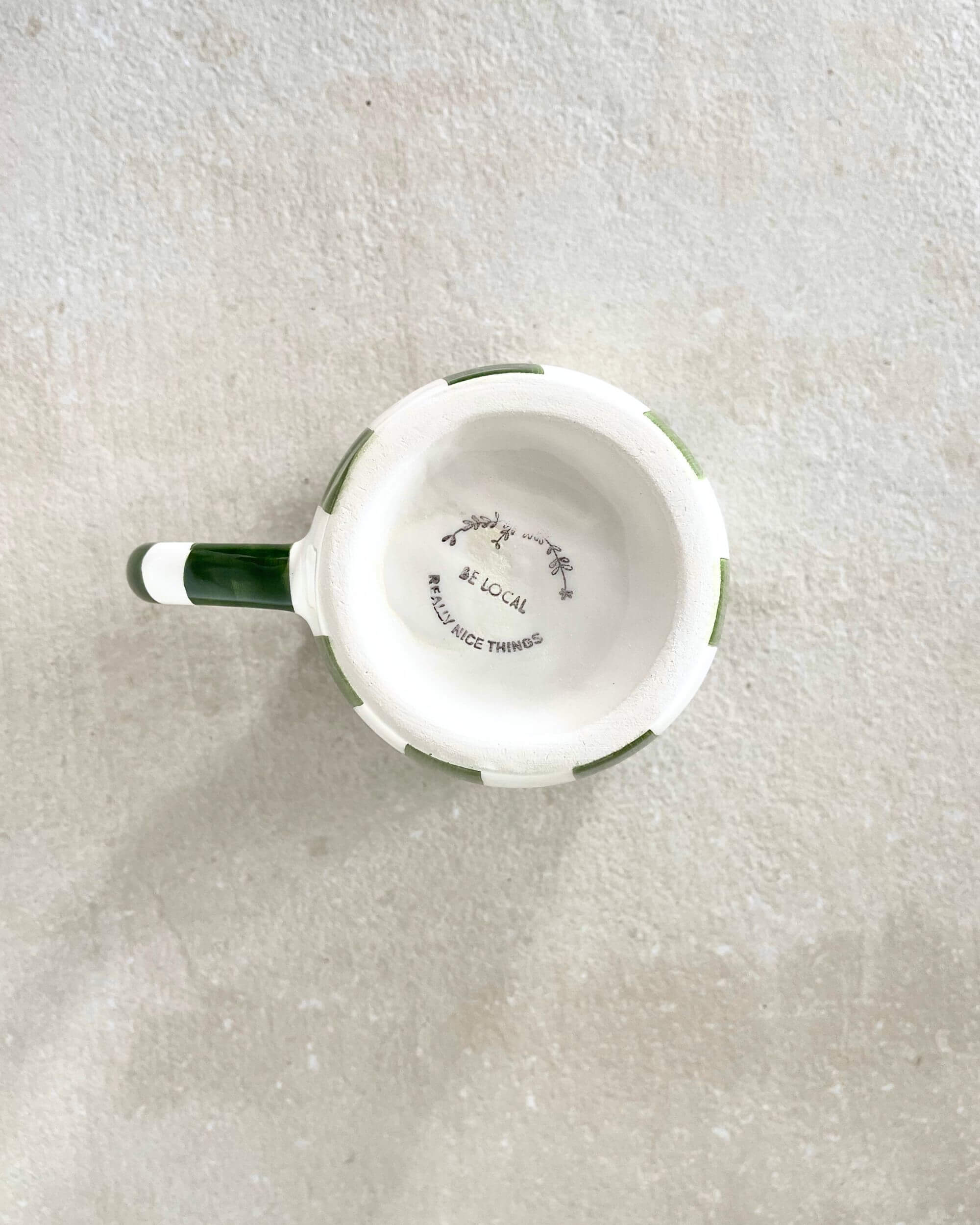 Vue de dessus du mug artisanal MINERVA rayé vert avec liseré rouge, intérieur crème – céramique espagnole.