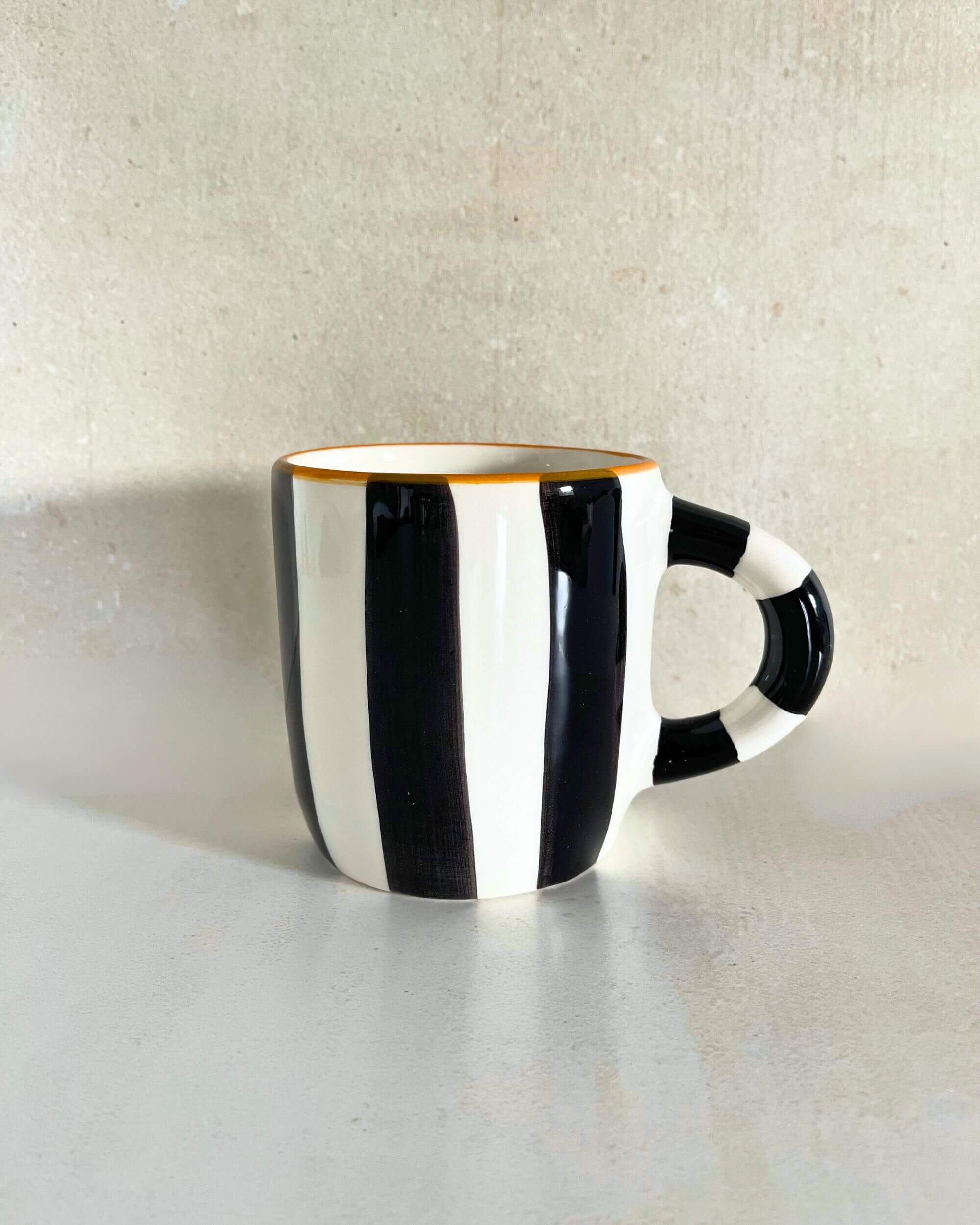 Mug artisanal MINERVA en céramique espagnole, rayures noires et liseré doré – finition peinte à la main