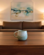 Mug SÉRÉNITÉ vert aqua et blanc sur table en bois, céramique portugaise