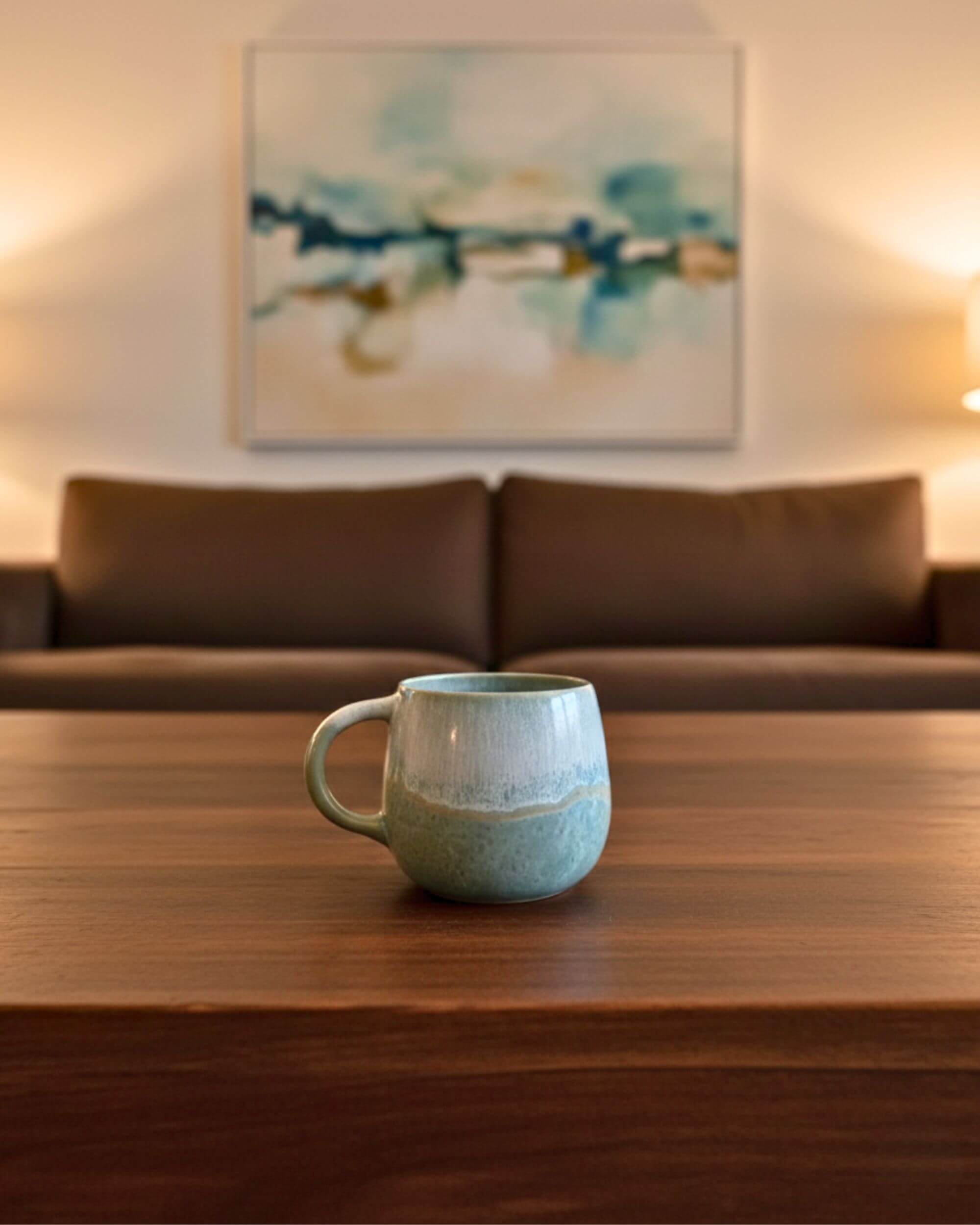 Mug SÉRÉNITÉ vert aqua et blanc sur table en bois, céramique portugaise