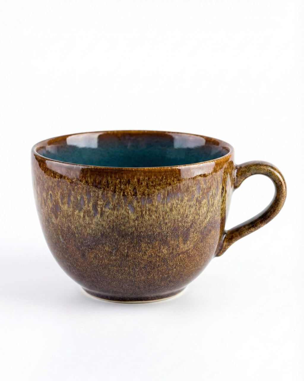 Gros plan sur le mug Sierra montrant la texture unique de l'émail réactif et l'anse ergonomique.