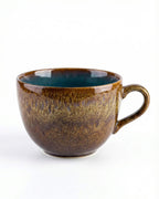 Gros plan sur le mug Sierra montrant la texture unique de l'émail réactif et l'anse ergonomique.