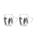 Lot de deux mugs en verre double paroi avec sapins et neige, vue packshot sur fond blanc.
