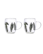 Lot de deux mugs en verre double paroi avec sapins et neige, vue packshot sur fond blanc.
