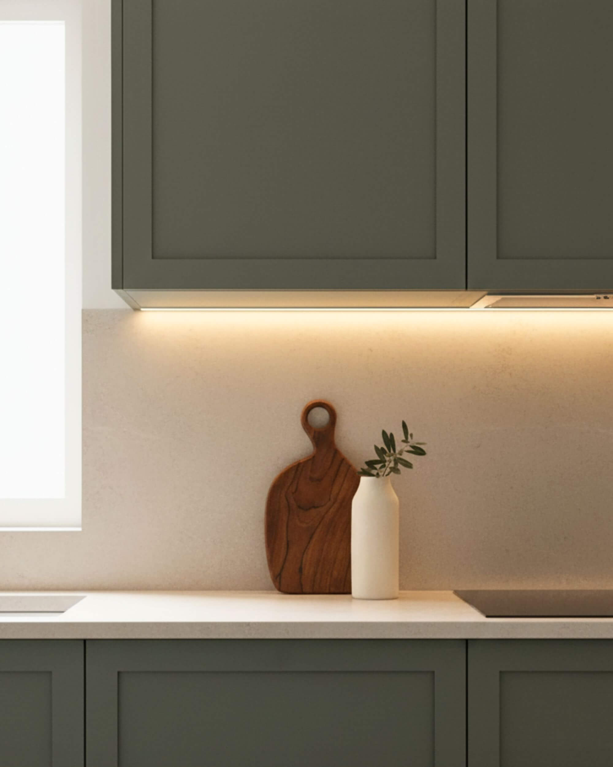 Planche artisanale DUMA en teck massif posée dans une cuisine naturelle, design élégant.
