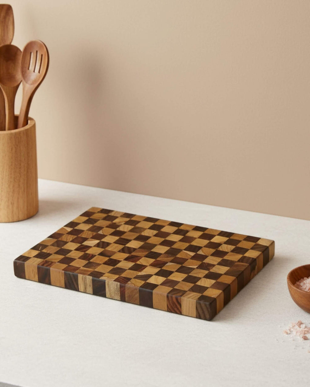 Planche AKANA en bois recyclé posée sur un plan de travail moderne
