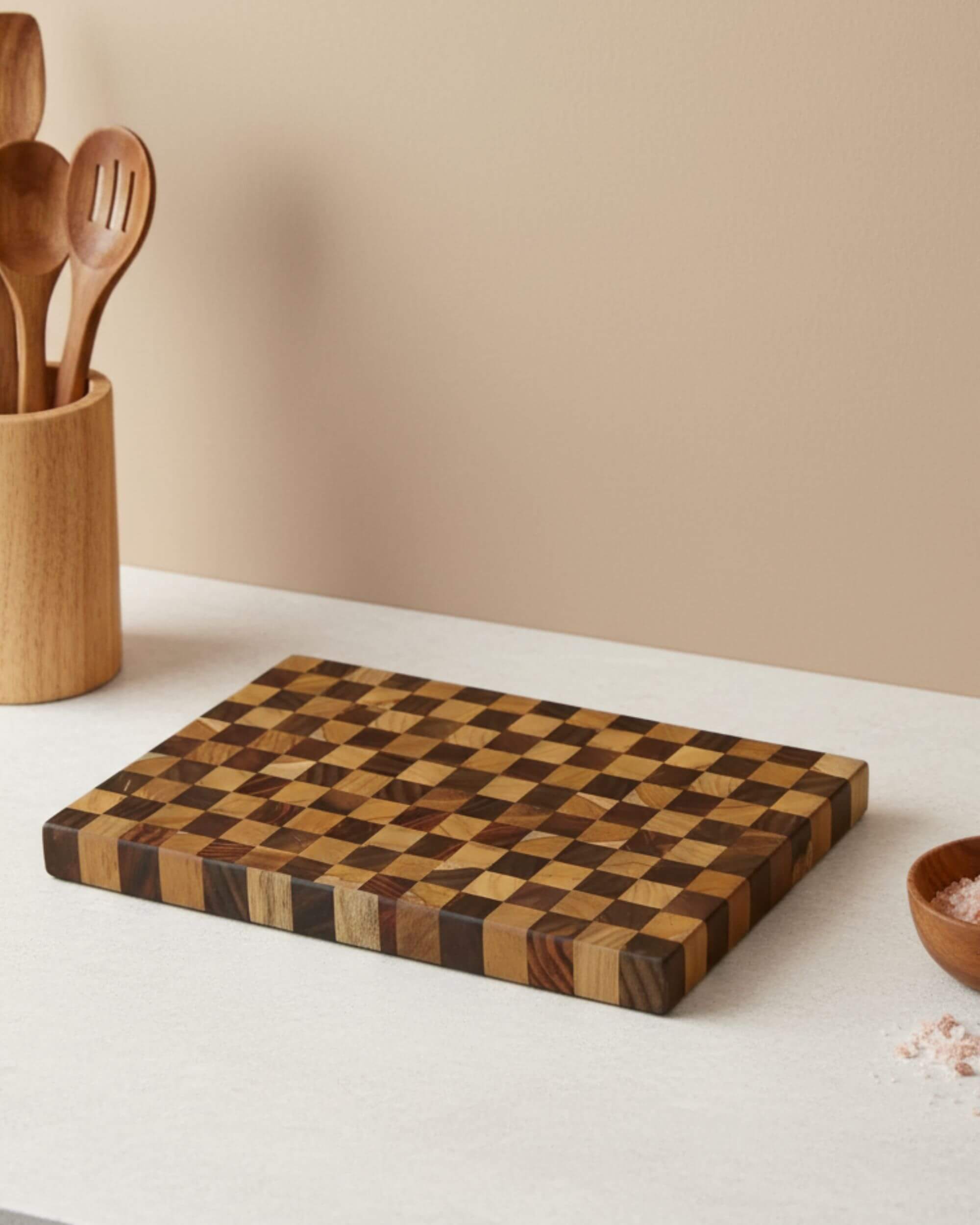 Planche AKANA en bois recyclé posée sur un plan de travail moderne
