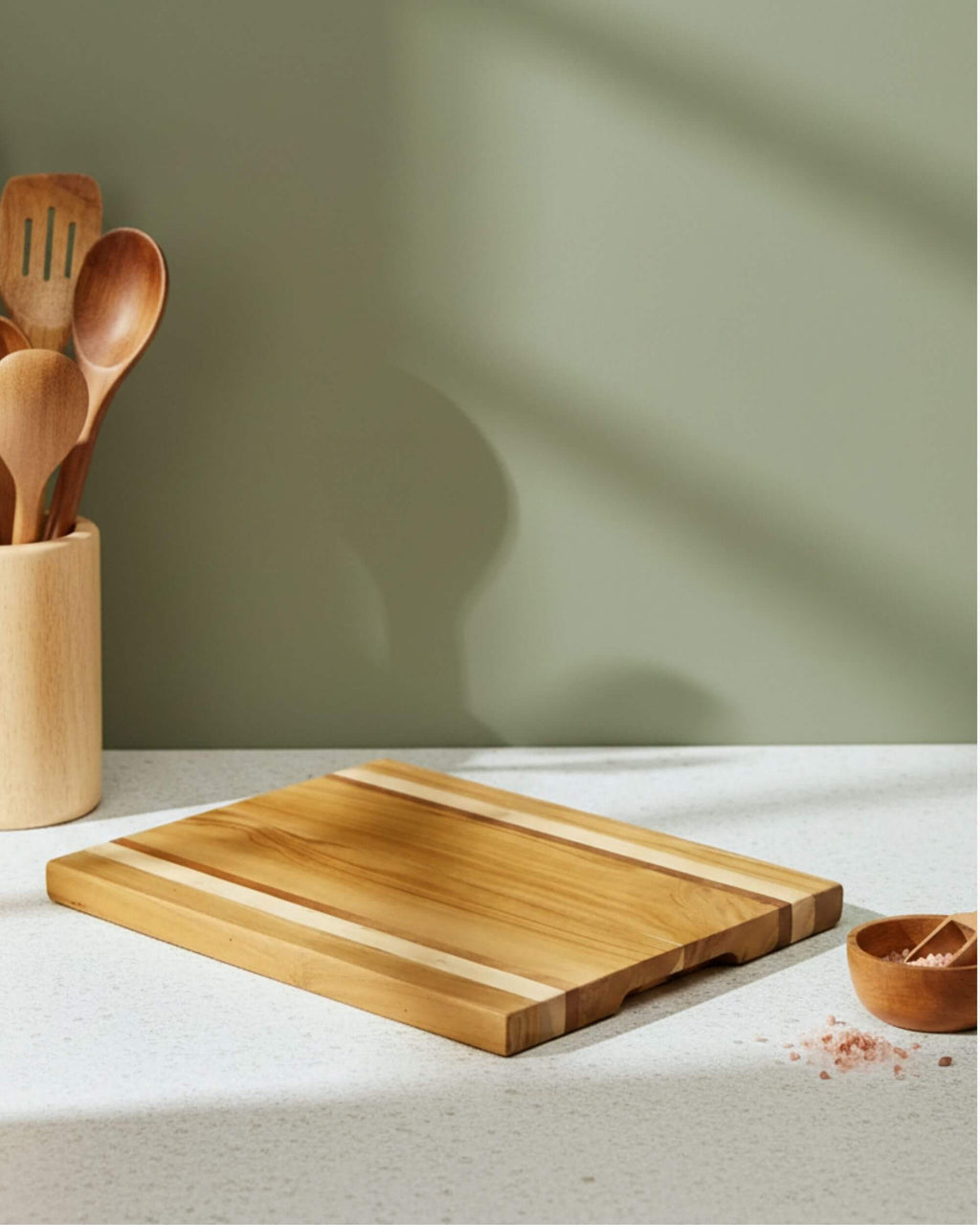 Planche PANAMA posée sur un plan de travail avec accessoires de cuisine en bois
