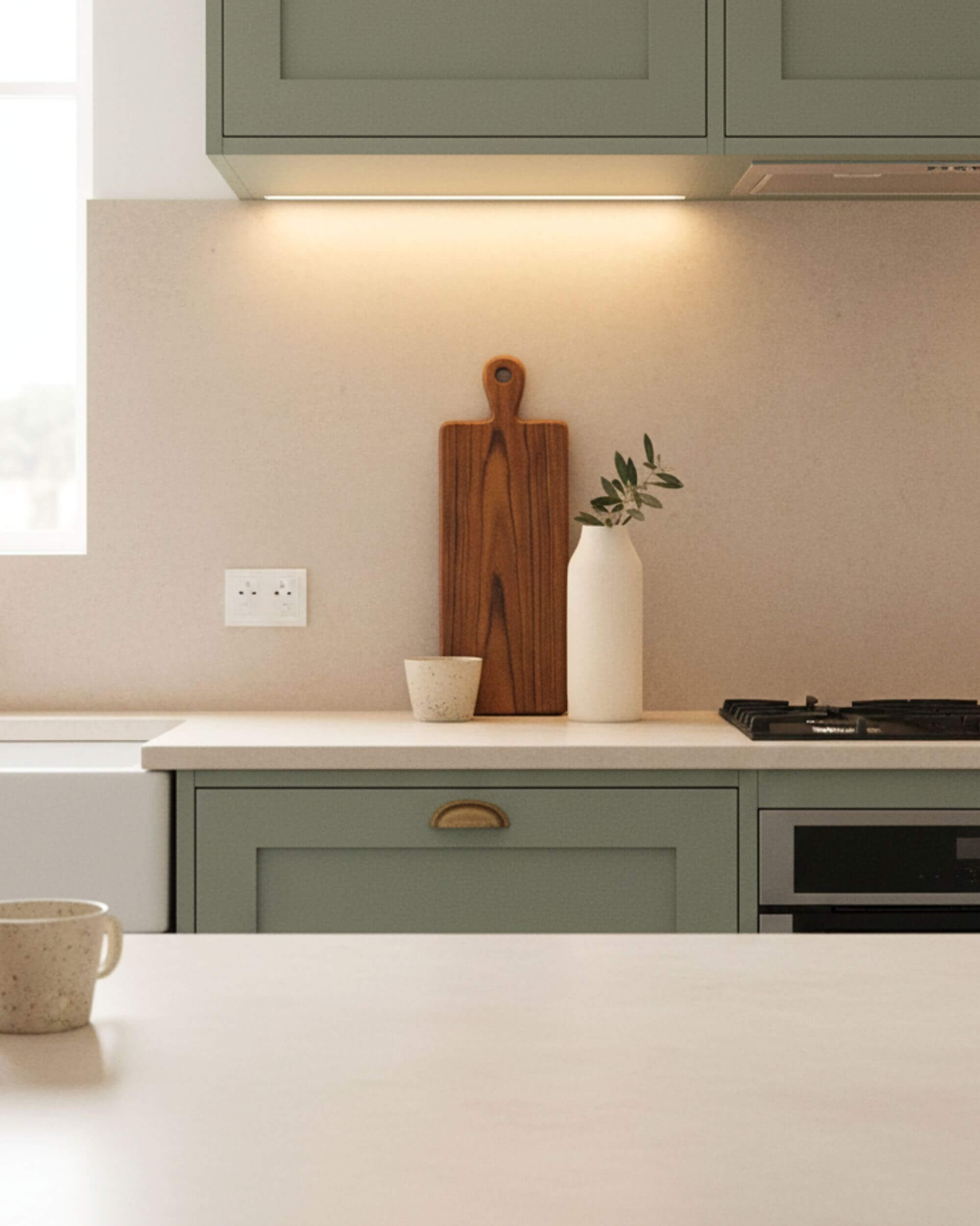 Planche à découper LURA en teck sur plan de travail cuisine
