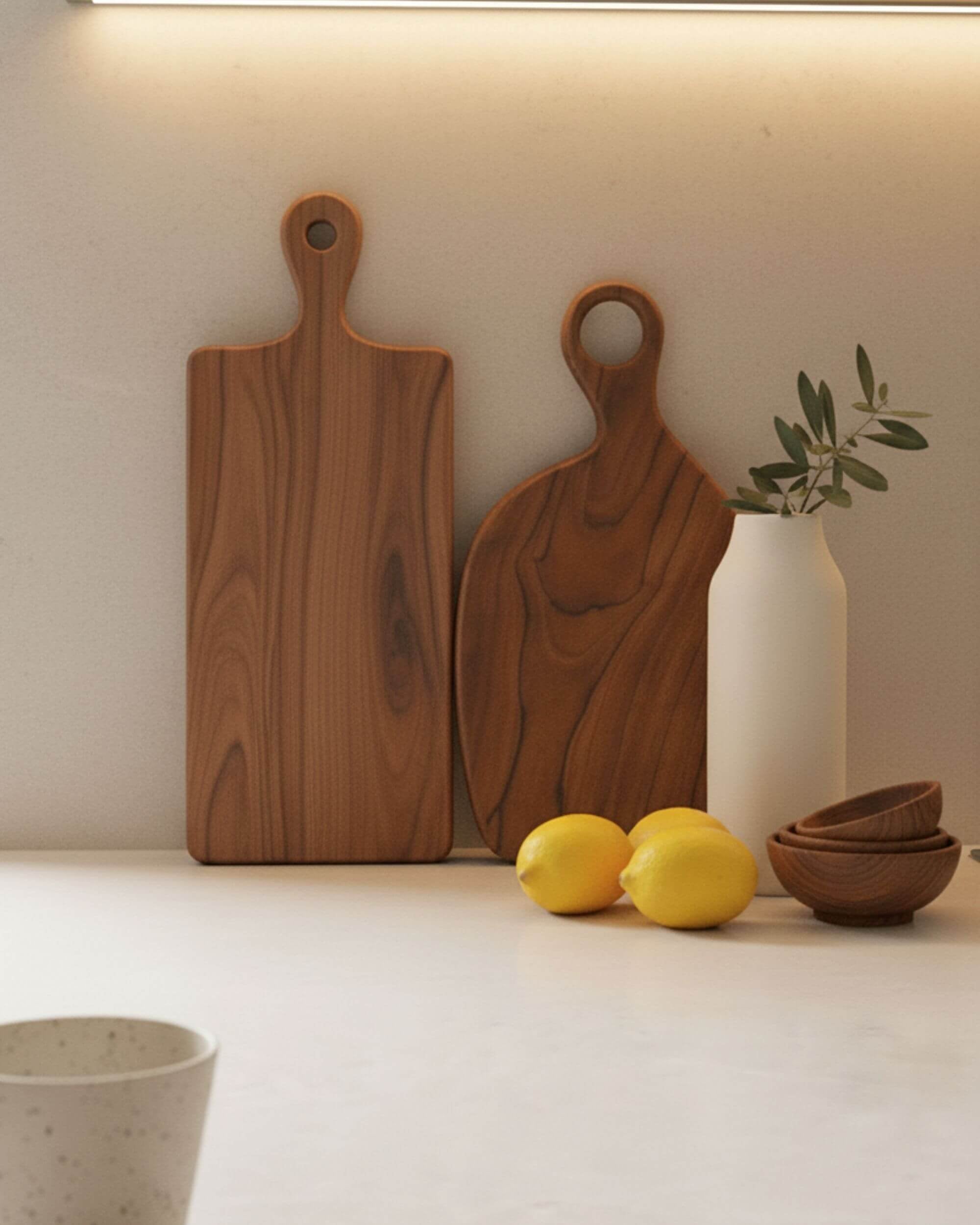 Ensemble de planches artisanales LURA et DUMA en teck sur plan de travail
