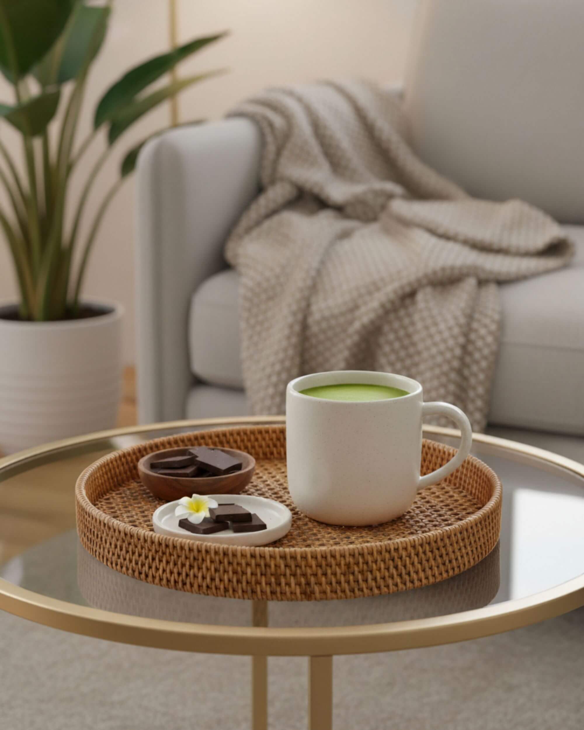 Plateau artisanal SORA utilisé pour une décoration naturelle thé matcha et chocolat 
