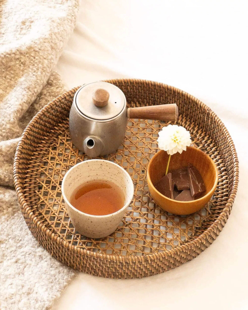Plateau SORA en rotin fait main avec tasse et théière
