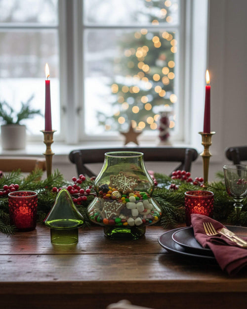 Bonbonnière SALI en verre vert ouverte avec friandises
