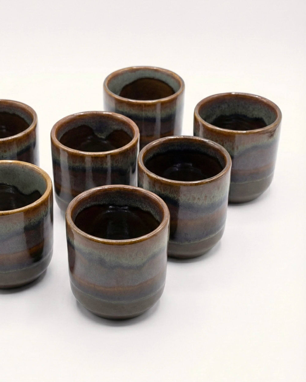 Ensemble de tasses à expresso Terra en grès. Service à café artisanal avec variations uniques de couleurs.