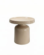 Table d'appoint design Nora en métal beige sable. Forme sculpturale inspirée d'un pion d'échecs avec finition brillante, idéale en bout de canapé.