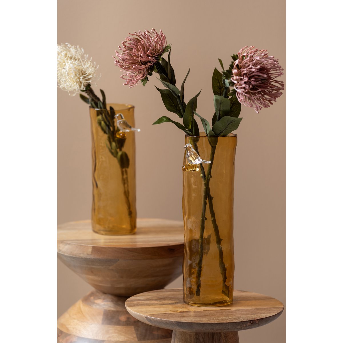 Table d'appoint totem en bois de manguier avec vases en verre et fleurs décoration naturelle