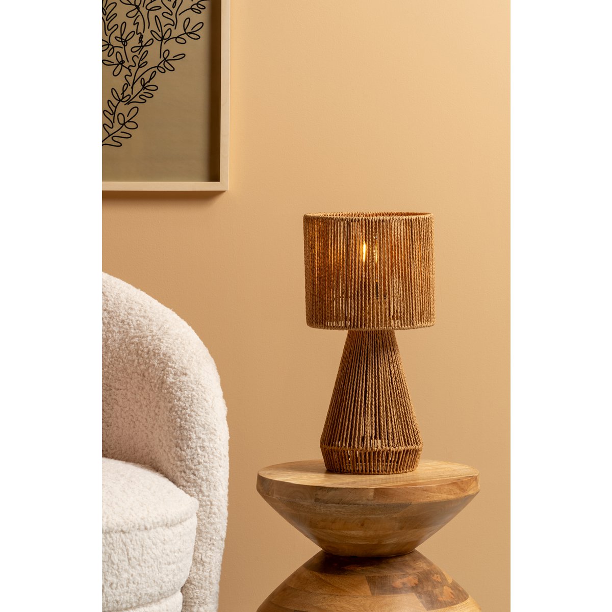 Table d'appoint totem en bois servant de support à une lampe en corde dans un salon cosy